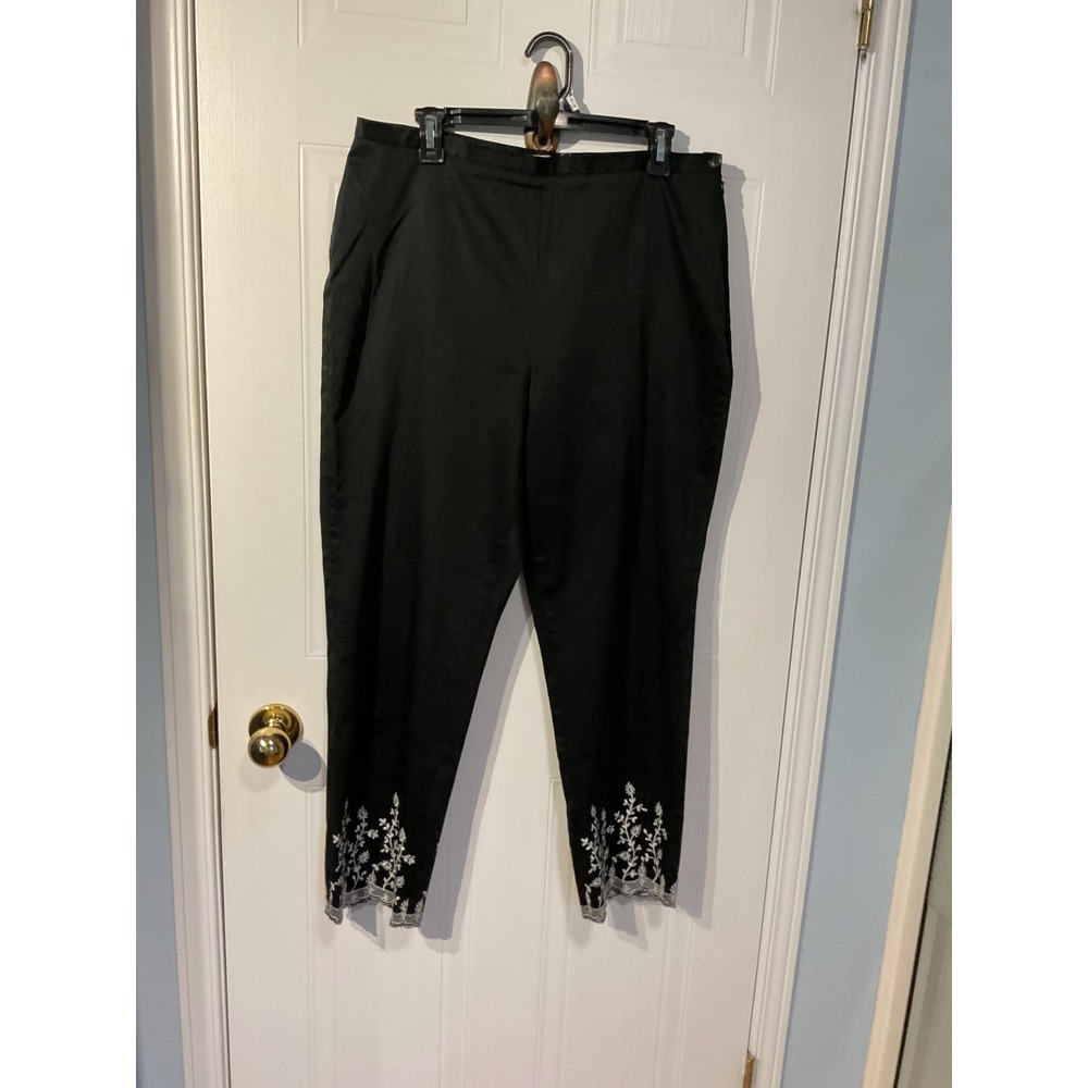 Nygard Collection Pants Womens 14 Black Excellent Embroidered Scallop Hem Crop